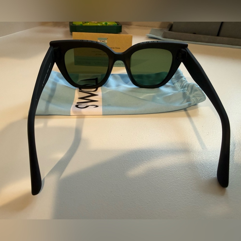 TOMS‎ Dark Gray Cat-Eye Sunglasses NWT OS UV Protection - Picture 7 of 9